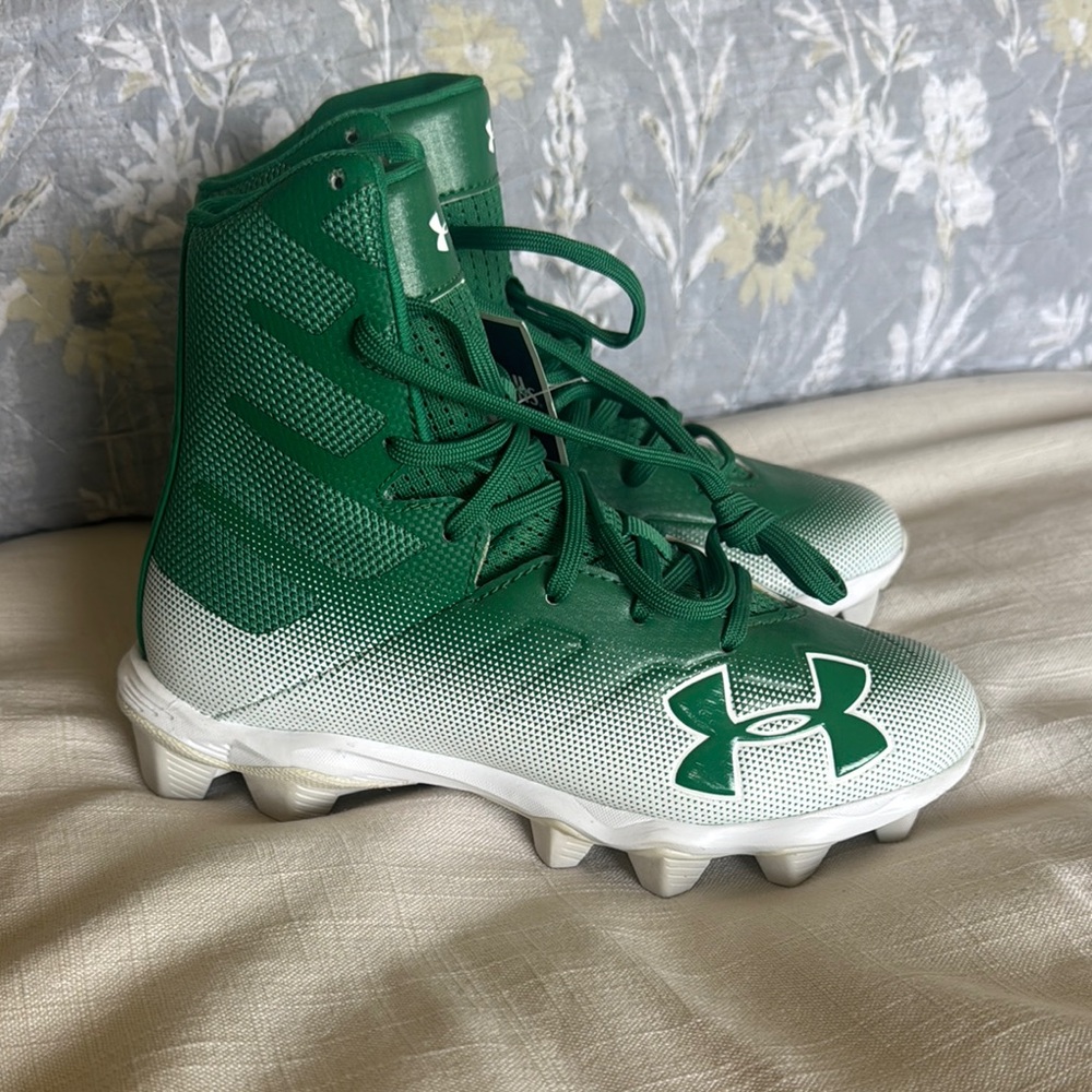 Under Armour Kids Green Cleats Size 3Y